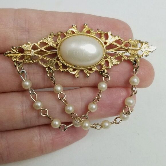 Vintage Gold Tone and Faux Pearl Swag Chain Bar Brooch, Fancy Regal 80s Design - Picture 1 of 6